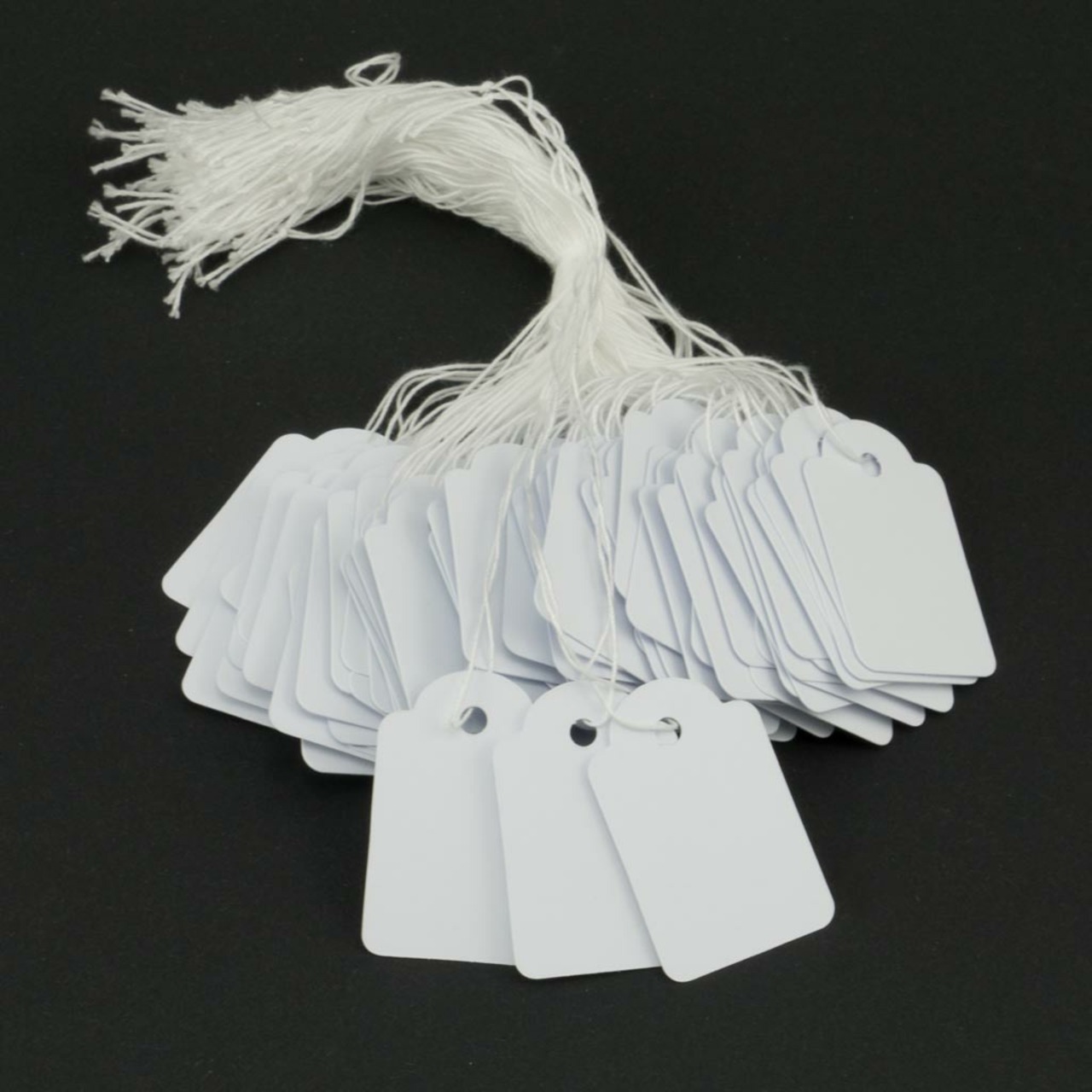 100 Hängeetiketten mit Faden 28x43 mm