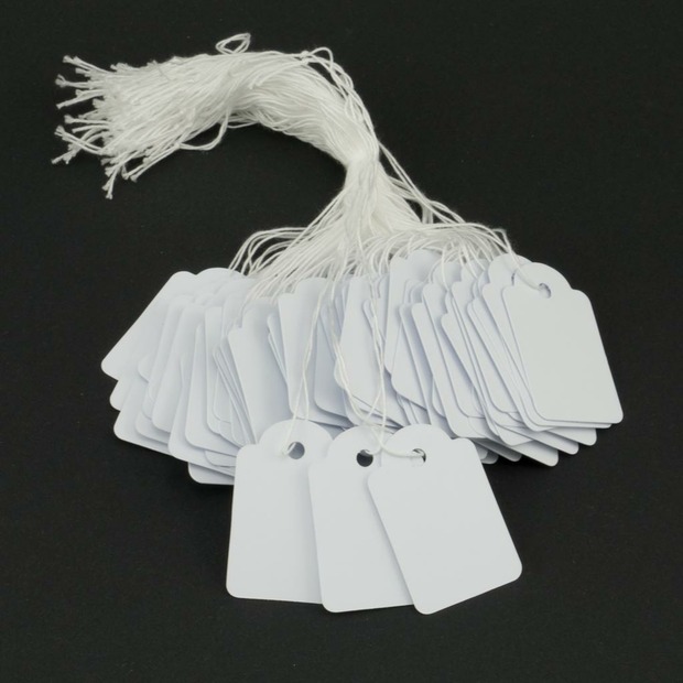 100 Hängeetiketten mit Faden 28x43 mm