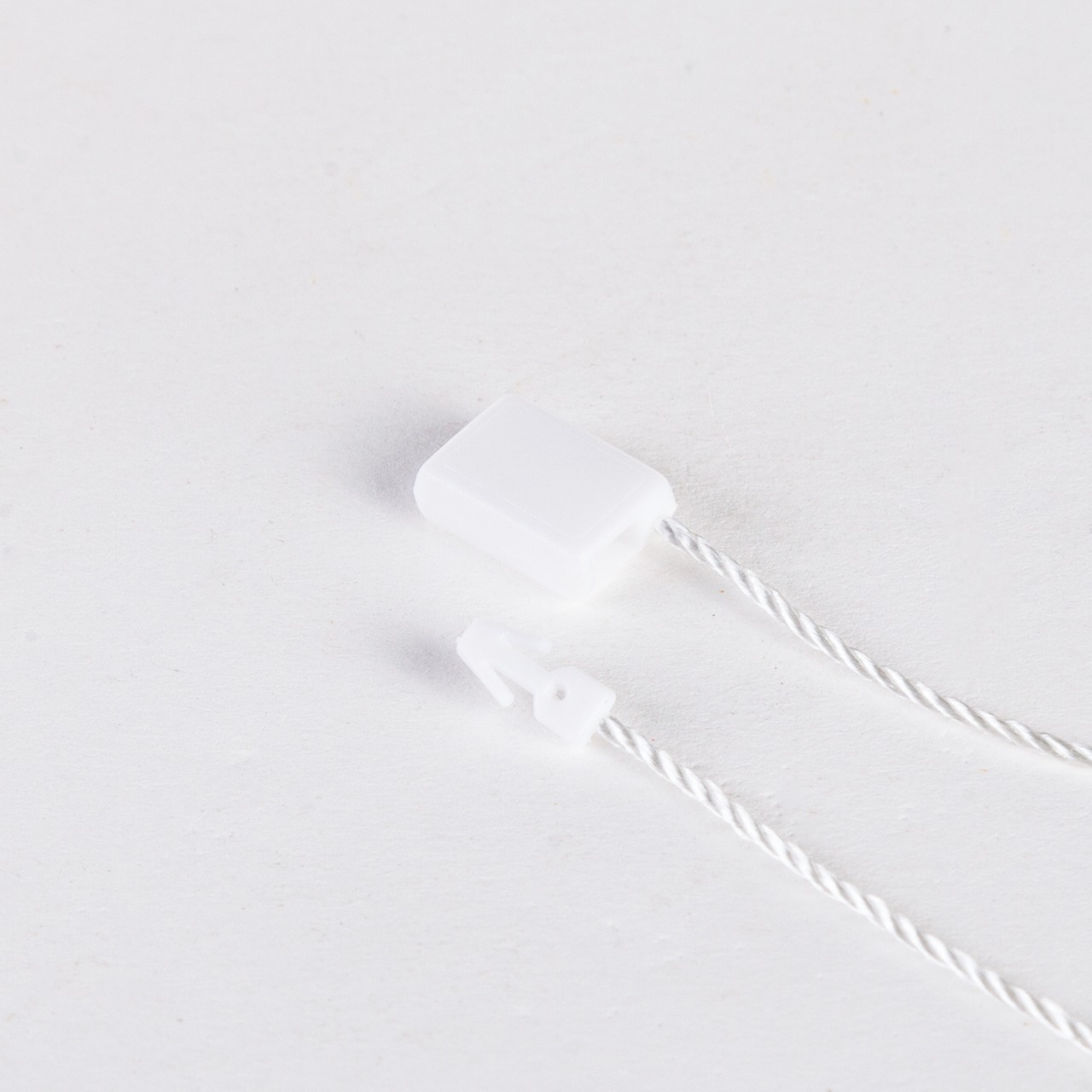 100 Textilfäden mit Einsteckbox, weiß