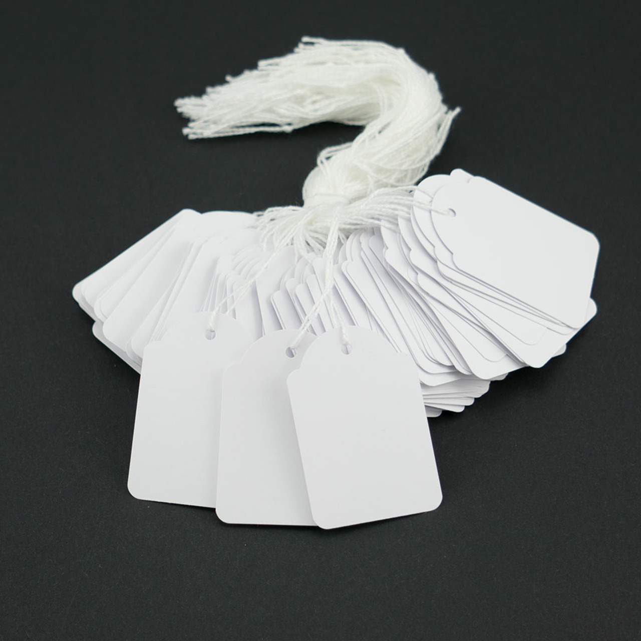 100 Hängeetiketten mit Faden 36x53 mm